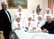 Dla kamilianek i zaprzyjaźnionych księży jubileusz jest okazją do wspomnień i wdzięczności.