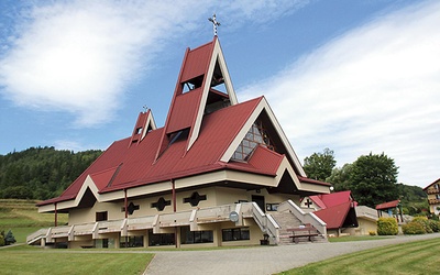 Pomieszczenia parafialne w podziemiu kościoła służą także dziełom charytatywnym parafii.