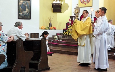 Parafianie uczestniczyli w nabożeństwach i Mszach św., prosząc pustelnika o orędownictwo.