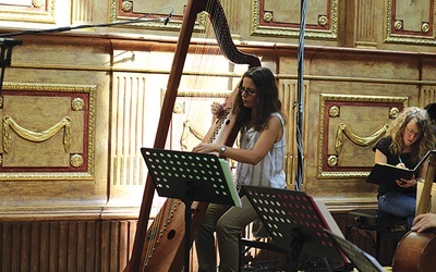 Angelique Mauillon ukończyła konserwatorium w Lyonie. Instrumentem, na którym koncertuje, jest harfa średniowieczna.