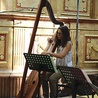 Angelique Mauillon ukończyła konserwatorium w Lyonie. Instrumentem, na którym koncertuje, jest harfa średniowieczna.