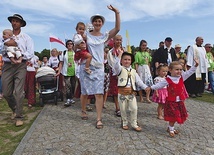 ▲	Pielgrzymi witają Mamę.