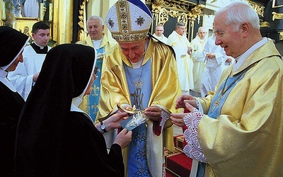 ▲	W darze ołtarza zakonnice ofiarowały parafii ornat z wizerunkiem Matki Bożej, lampkę oliwną i zobowiązanie do 100 godzin adoracji przed Najświętszym Sakramentem w intencji powołań.