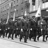 ▲	Lata 30. XX wieku – członkowie ZPŚ defilują przez Katowice.