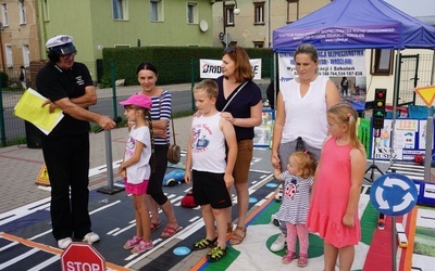 Na pytania dotyczące zasad poruszania się na drodze odpowiadały zarówno dzieci, jak i dorośli.