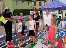 Na pytania dotyczące zasad poruszania się na drodze odpowiadały zarówno dzieci, jak i dorośli.