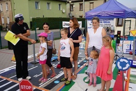 Na pytania dotyczące zasad poruszania się na drodze odpowiadały zarówno dzieci, jak i dorośli.