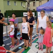 Na pytania dotyczące zasad poruszania się na drodze odpowiadały zarówno dzieci, jak i dorośli.