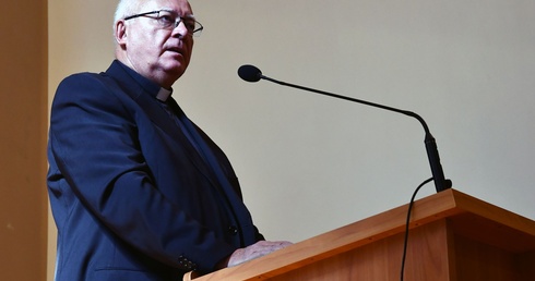 Wizerunek kapłana wpływa na postrzeganie Eucharystii. Konferencje rejonowe duchowieństwa i katechetów
