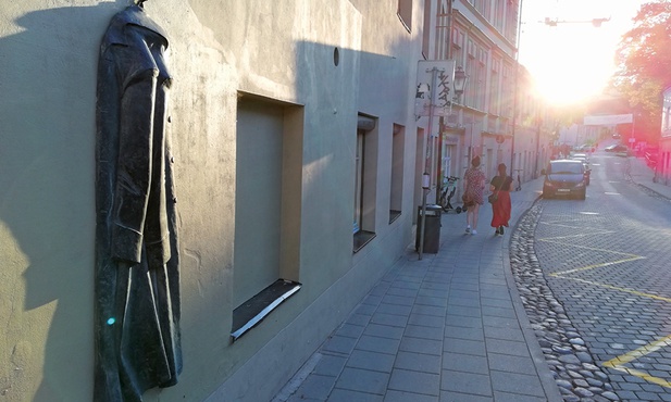 Wojskowy płaszcz zawisł w tym roku w miejscu ostatniej warty genialnego architekta.