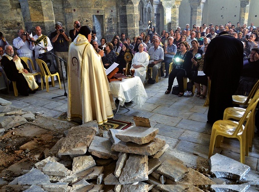 Pierwsza Msza św. w chrześcijańskim kościele w wyzwolonej z rąk  Państwa Islamskiego  części Mosulu.