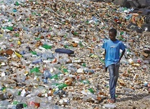 Plastik nie ulega biodegradacji. Dzisiaj w każdym ekosystemie, w wodzie, w powietrzu i w organizmach żywych znajdujemy mikro- i nanokawałki tworzyw sztucznych.