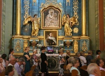 Relikwie bł. Józefa Mazurka znajdują się w bocznym ołtarzu w sanktuarium św. Anny.