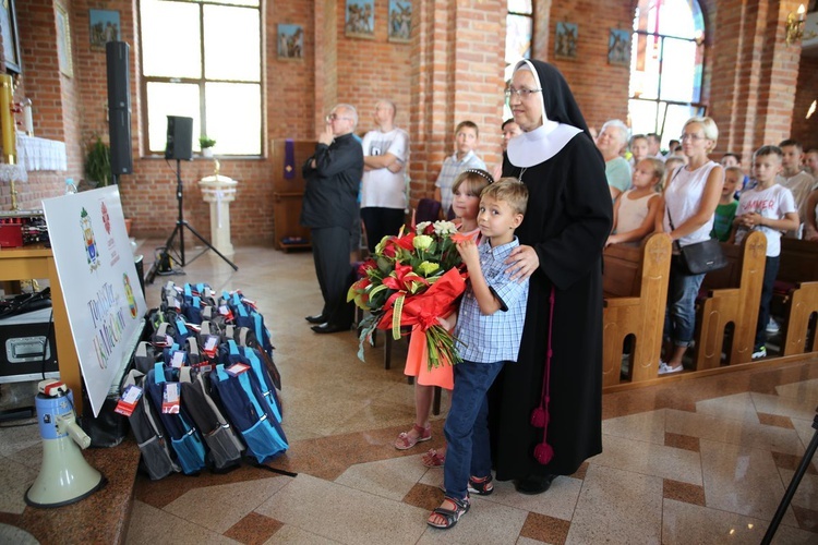 Przekazanie tornistrów uczniom