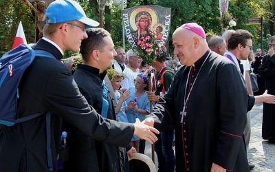 Bp Piotr Greger wita na Jasnej Górze pielgrzymujących kleryków z Żywiecczyzny.