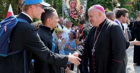 Bp Piotr Greger wita na Jasnej Górze pielgrzymujących kleryków z Żywiecczyzny.