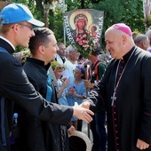 Bp Piotr Greger wita na Jasnej Górze pielgrzymujących kleryków z Żywiecczyzny.