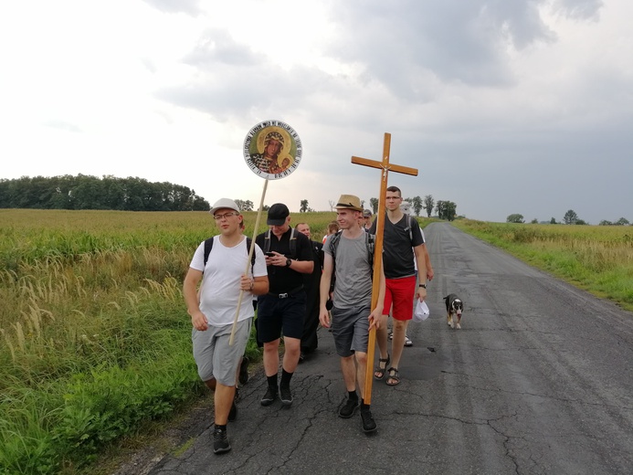 Klerycy idą pieszo na Jasną Górę - dzień 1 - cz. 2