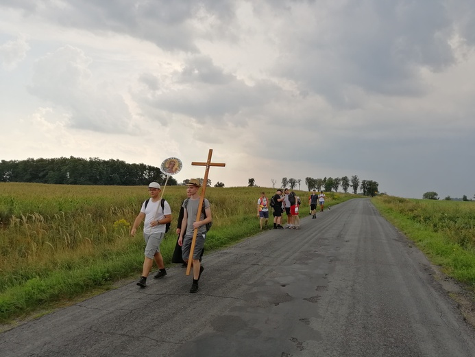 Klerycy idą pieszo na Jasną Górę - dzień 1 - cz. 2