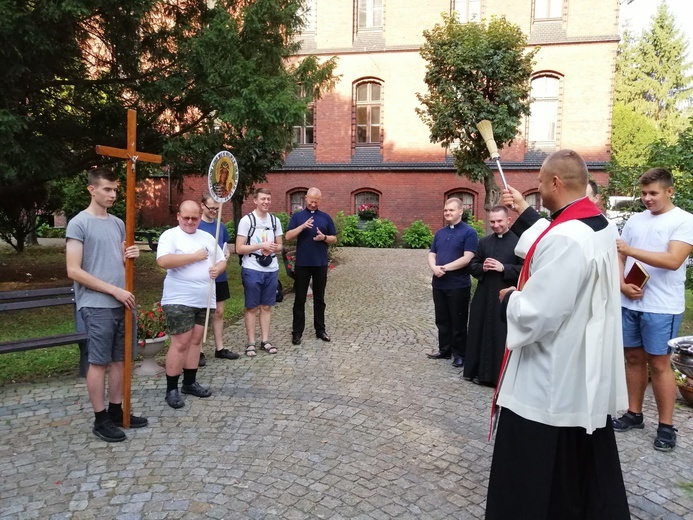 Klerycy idą pieszo na Jasną Górę - dzień 1 - cz. 2