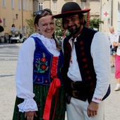 Monika i Hubert Gachowie weszli na Jasną Górę w swoich strojach regionalnych.
