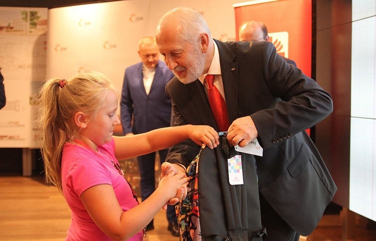 Włodzimierz Hereźniak - prezes JSW wręczał dzieciom "Tornistry pełne uśmiechów".