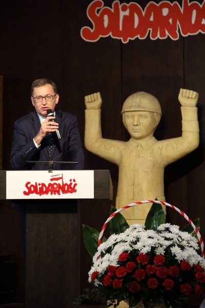 Krzyże Wolności i Solidarności w Sali BHP