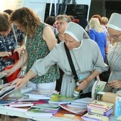 Podczs spotkania można było przejrzeć pomoce do nauki religii.