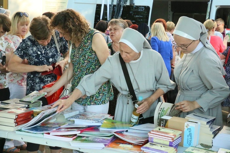 Podczs spotkania można było przejrzeć pomoce do nauki religii.