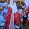 Dzieci niosły flagi narodowe.