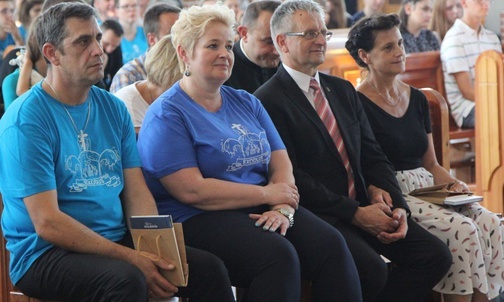 Z prawej: ustępująca para diecezjalna Domowego Kościoła - Zofia i Adam Jaroszowie, z lewej - obecna: Grażyna i Zbigniew Niziowie..