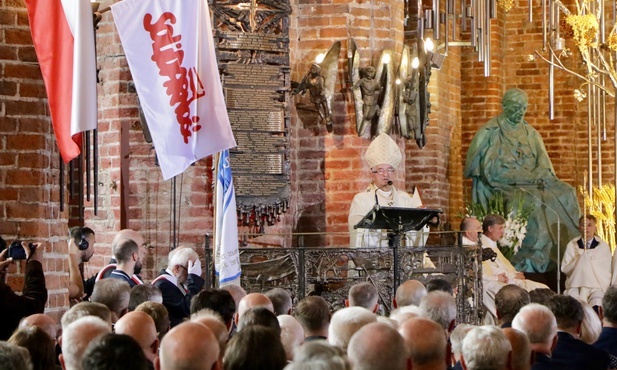 - Dziś dziękujecie Bogu za waszą związkową drogę, za to co na niej uczyniliście - mówił abp Głódź.
