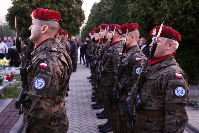 Apel Pamięci nad grobami westerplatczyków w Gliwicach
