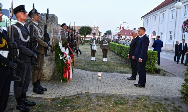 "Z czcią pochylam się przed naszymi drogimi kombatantami, weteranami i wszystkimi obecnymi mieszkańcami, którzy pamiętają tamte dni"
