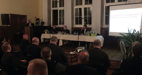 Jelenia Góra. Prokurator i delegat episkopatu na spotkaniu z księżmi.