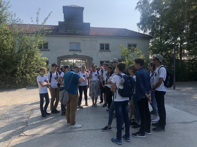 Pielgrzymka stypendystów Funduszu im. bł. ks. Szramka do Dachau