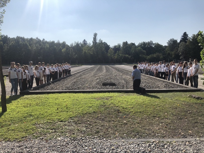 Pielgrzymka stypendystów Funduszu im. bł. ks. Szramka do Dachau