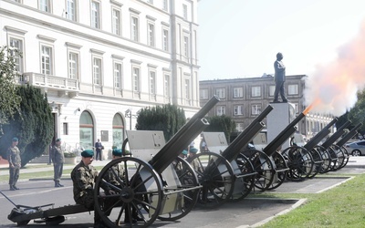 Salut narodowy i uderzenie w dzwon "Pamięć i Przestroga" na pl. Piłsudskiego w Warszawie