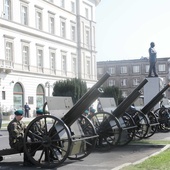 Salut narodowy i uderzenie w dzwon "Pamięć i Przestroga" na pl. Piłsudskiego w Warszawie