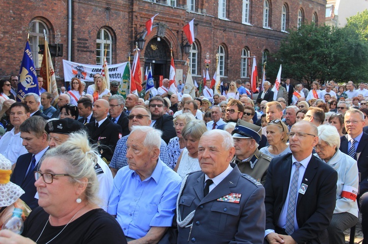 W uroczystościach przy budynku Poczty Polskiej wzięło udział kilkaset osób. 