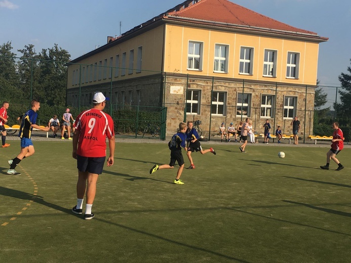 Klerycy idą pieszo na Jasną Górę - dzień 4