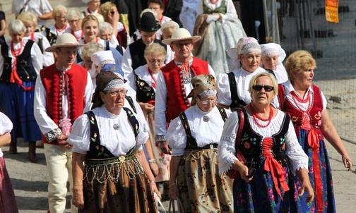 Diecezjanie bielsko-żywieccy w swoich strojach regionalnych - z wielu rejonów Podbeskidzia - podczas procesji na most graniczny.