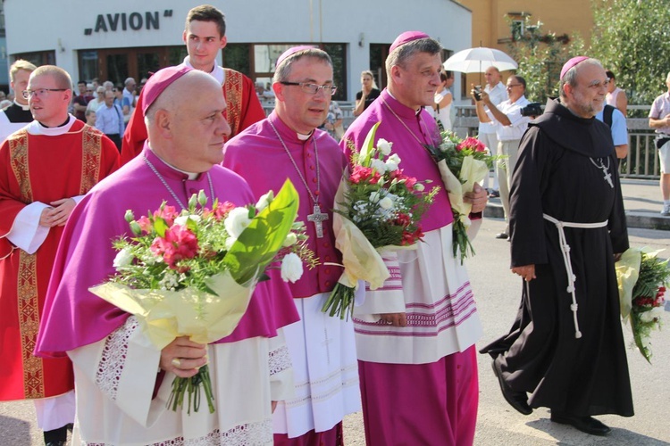 Znad Olzy biskup razem z wiernymi - już obu diecezji - przeszli na Mszę św. do kościoła św. Marii Magdaleny.