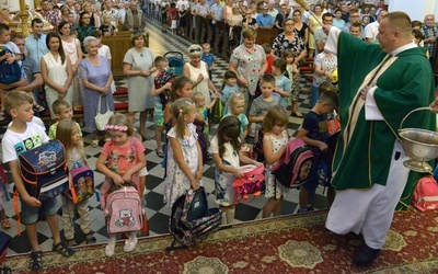 Poświęcenie tornistrów dla najmłodszych uczniów.