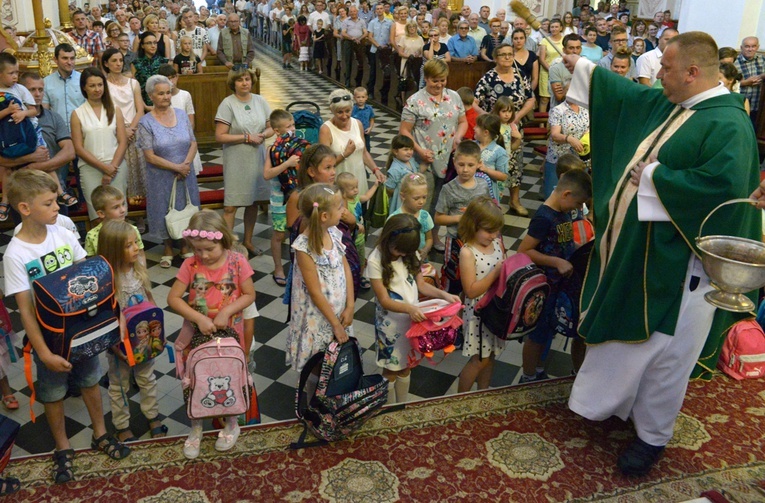 Poświęcenie tornistrów dla najmłodszych uczniów.