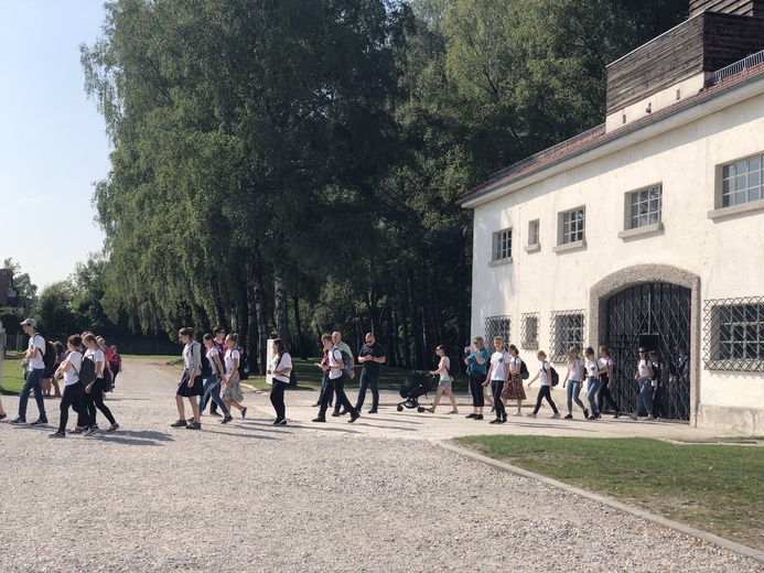 Młodzi w byłym obozie koncentracyjnym w Dachau