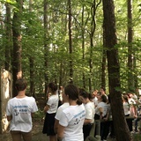 Młodzi w byłym obozie koncentracyjnym w Dachau