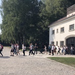 Młodzi w byłym obozie koncentracyjnym w Dachau