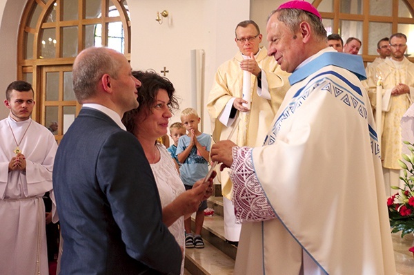 ▲	Nowej parze diecezjalnej dekret wręczył bp Henryk.