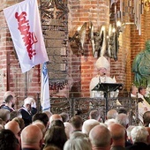 ◄	Wraz z metropolitą Eucharystię koncelebrowali  bp Wiesław Szlachetka  oraz kilkudziesięciu kapłanów, kapelanów Solidarności.